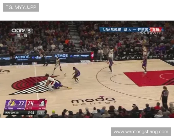 布朗尼拼尽全力抢下关键篮板助攻范德比尔特轻松上篮得分 布朗尼拼尽全力抢下关键篮板助攻范德比尔特轻松上篮得分