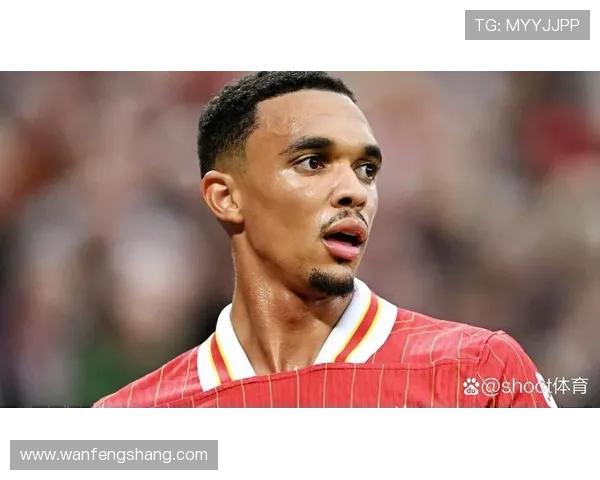 利物浦球迷狂嘘阿诺德 亲吻队徽用手指做出挑衅动作